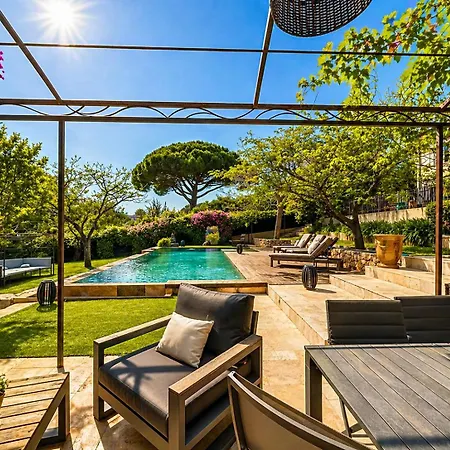 Luxury Villa, Garden, And Infinity Pool Villa
